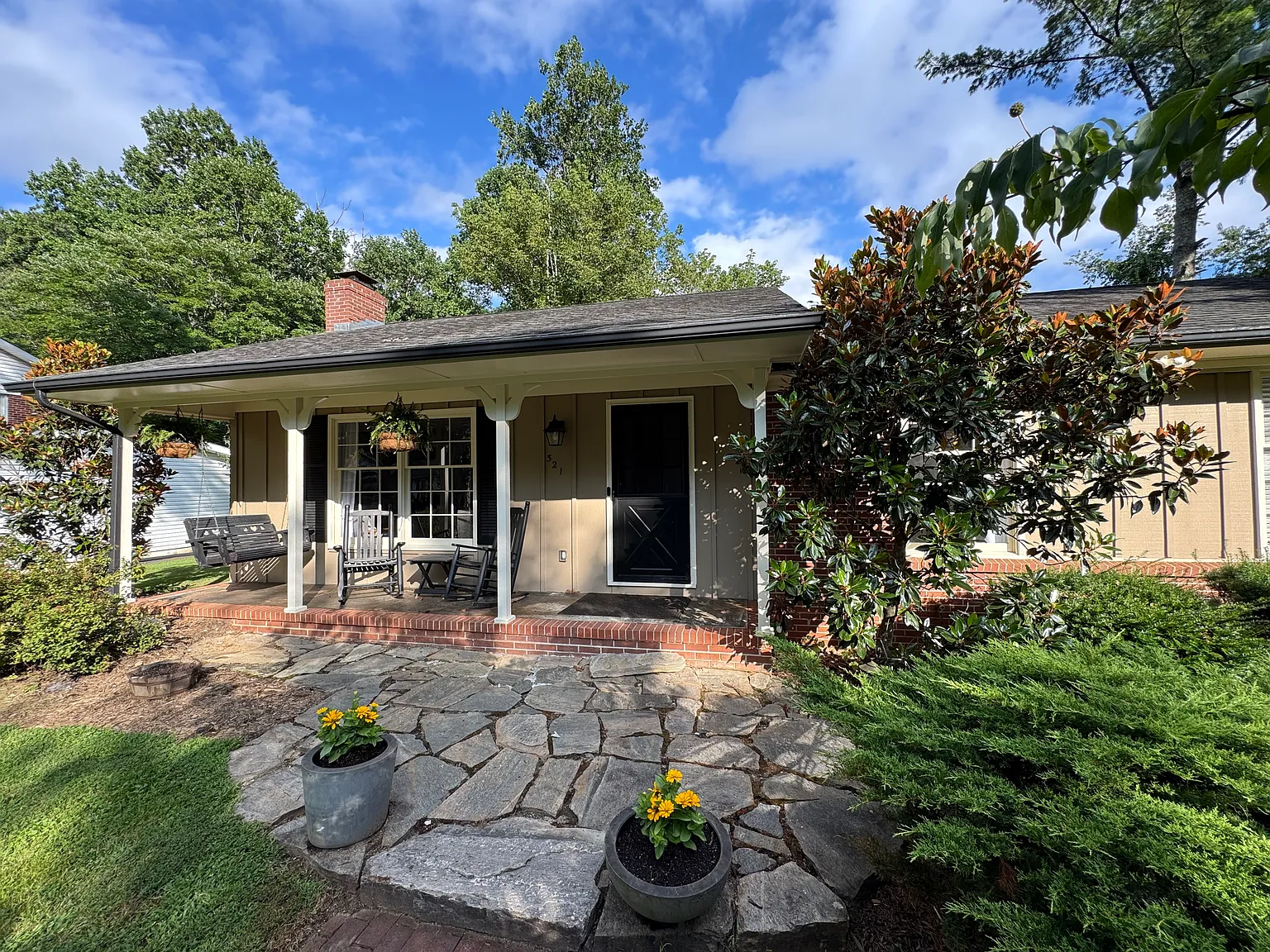 321 Donnybrook Dr — Photo 2