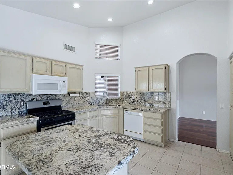 15251 W Verde Ln — Photo 4