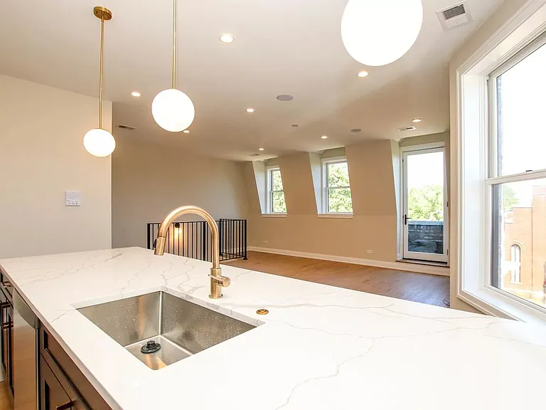 1225 W Addison St #3 — Photo 7