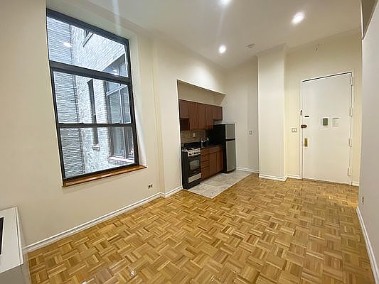 3rd image of 304 W 92nd St APT 1H