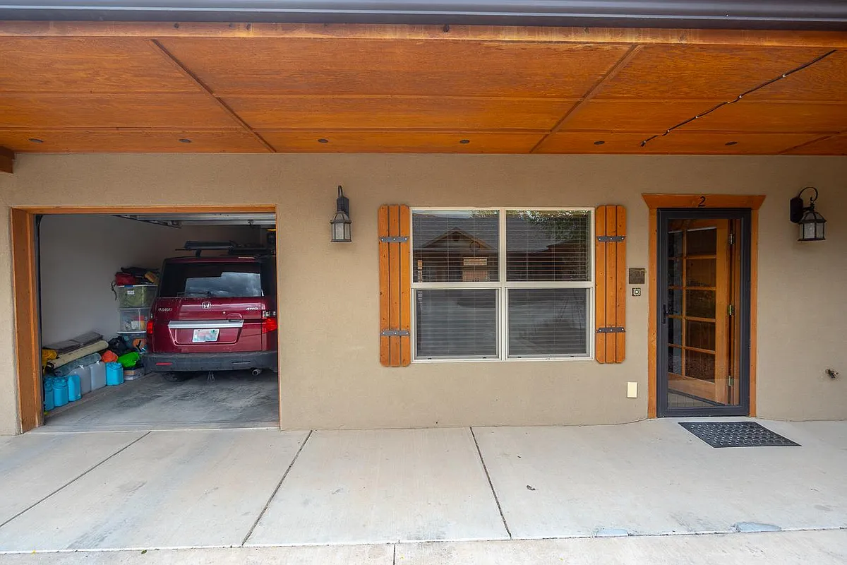 shows garage and entryentry - N Chestnut St