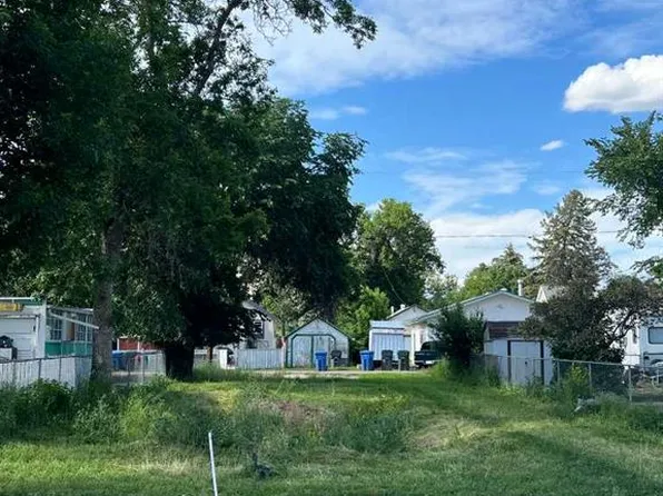 1028 Elm St SE, Medicine Hat, AB T1A 1C3