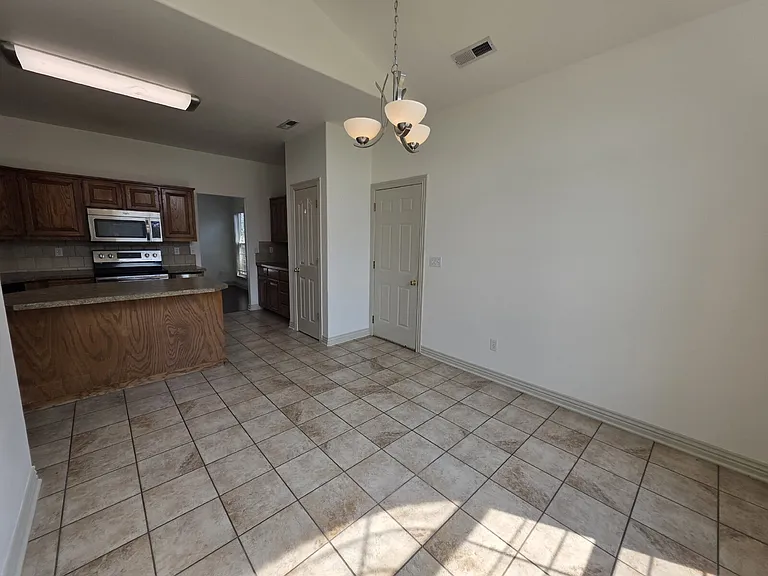302 Cross Creek Dr — Photo 5