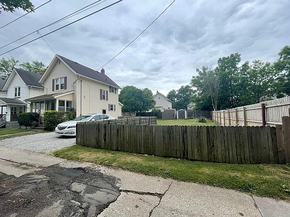 3rd image of 800 Clay Dr