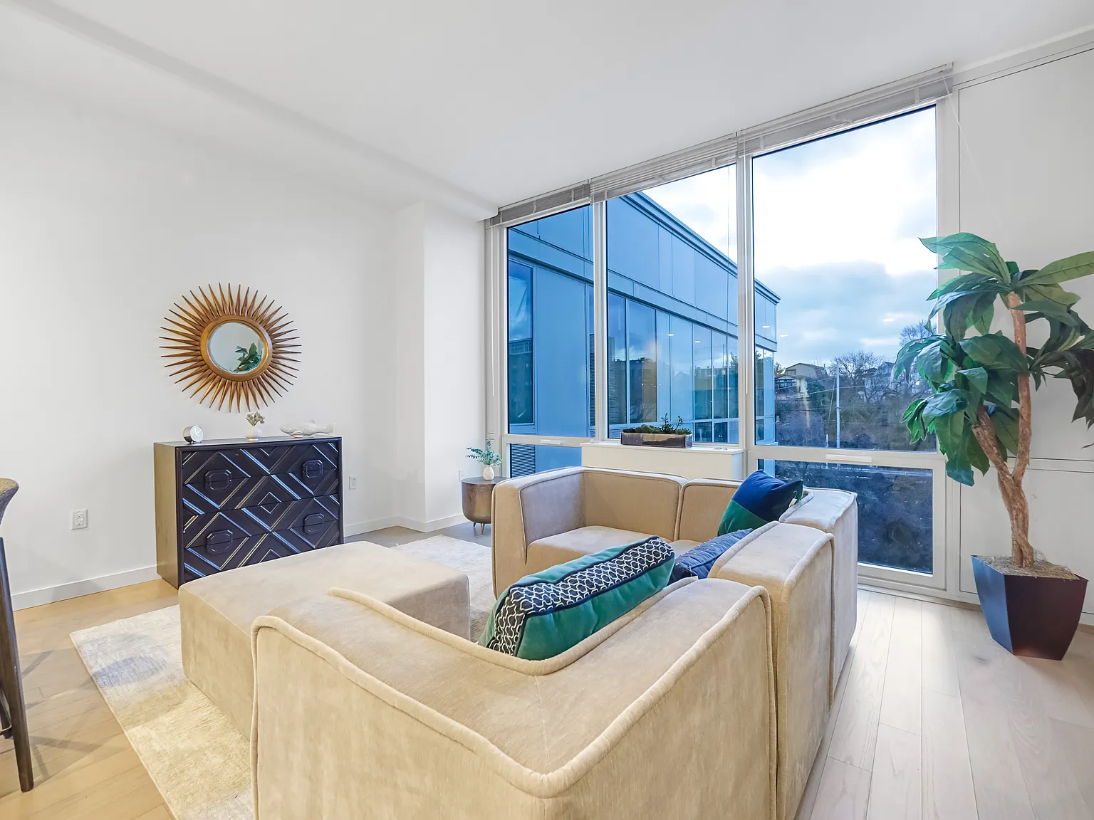 1 bed, 700 sqft, $3,792 — Photo 3