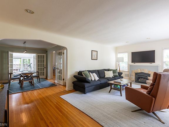3rd image of 581 Montrose Ln