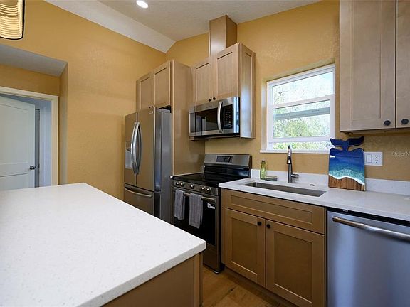 5th image of 2324 1/2 Burlington Ave N #N