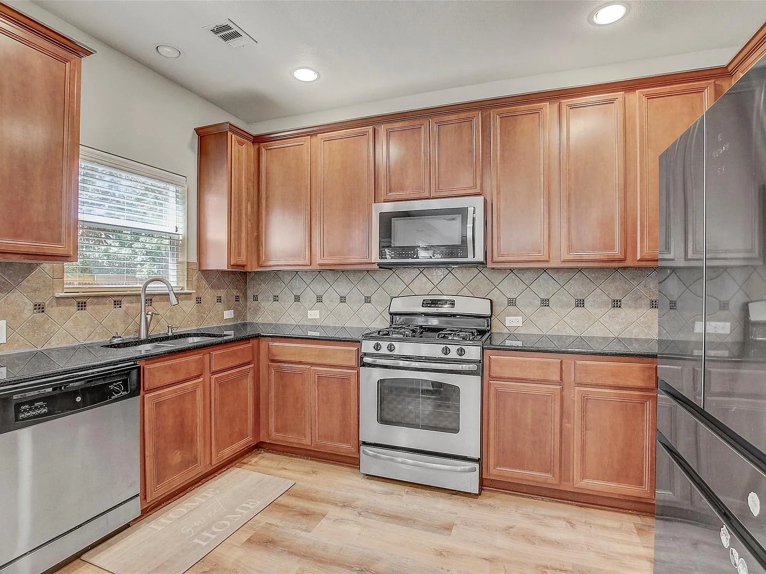 3 bed, 2.5 bath, 2007 sqft, $2,400 — Photo 3