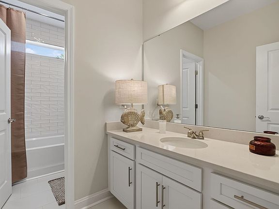 4th image of 200 Lord Byron Ln