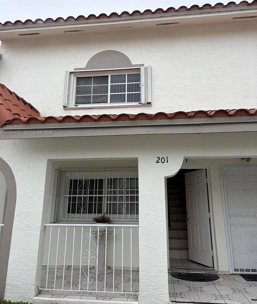 El Prado Xiii Condo — Photo 1