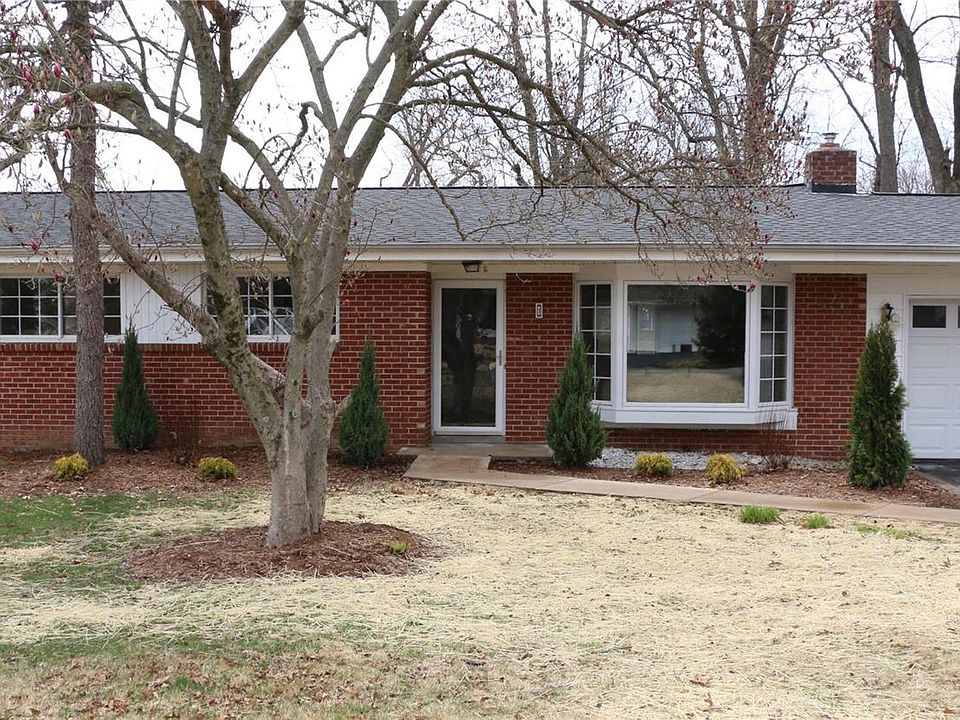 1st image of 1 Lawrence Dr