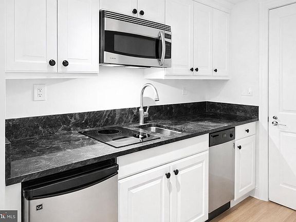3rd image of 1701 Locust St Unit 2016