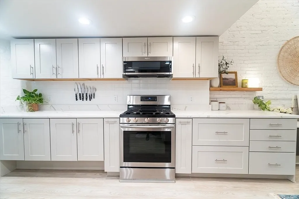 2 bed, 892 sqft, $5,600 — Photo 4