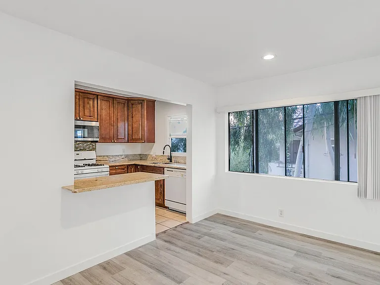 1122 S. Shenandoah St. — Photo 4