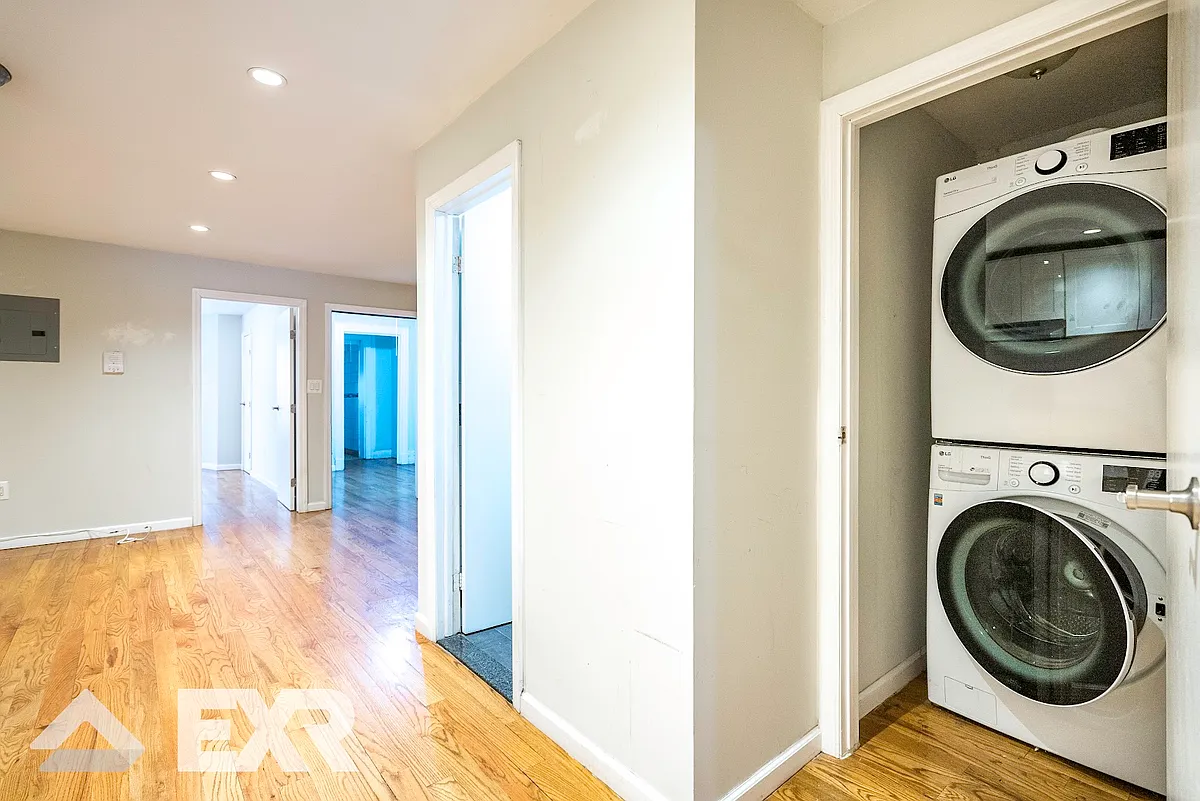Building Photo - 1342 Jefferson Ave #1