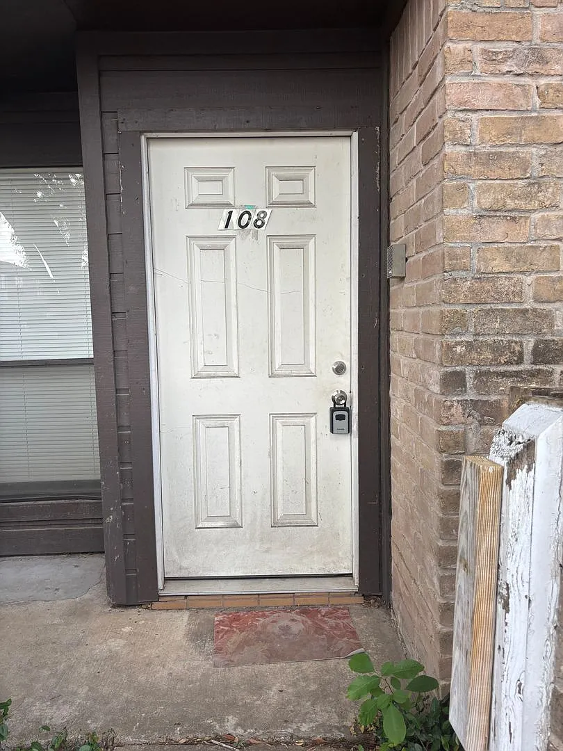 1 bed 1.5 bath Apply now! $200 Move in Special — Photo 1