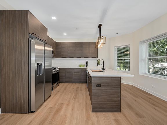 3rd image of 1111 Erie St #1