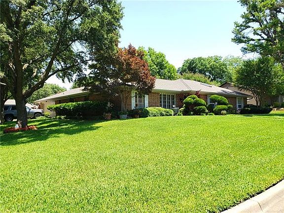 2nd image of 1807 Carlton Dr