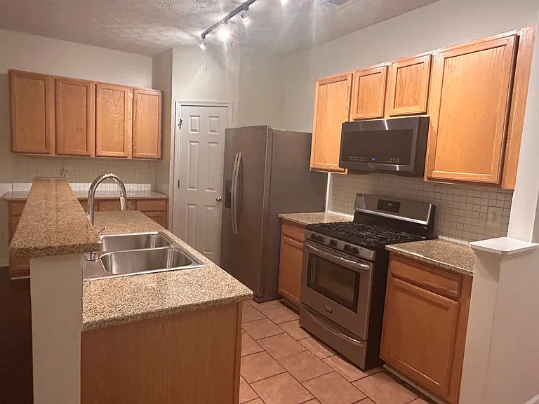 1501 Paramount Ln — Photo 3