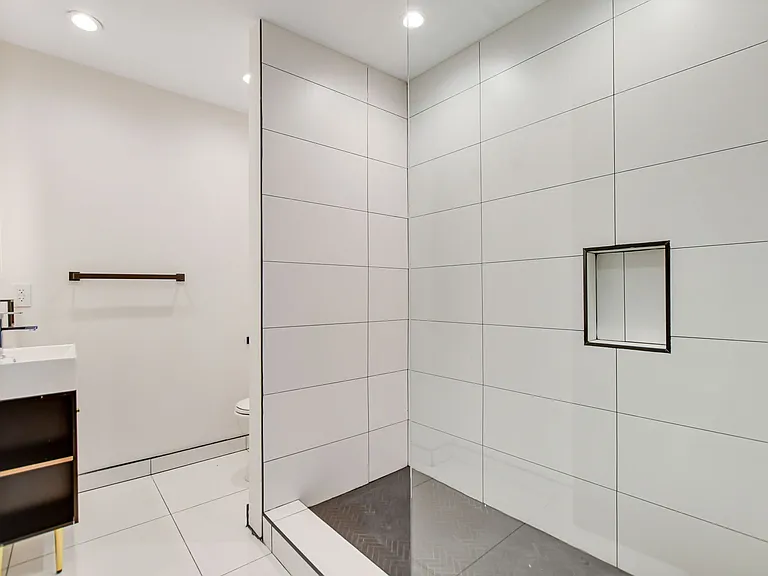 946 S Ridgeley Dr #109 — Photo 2