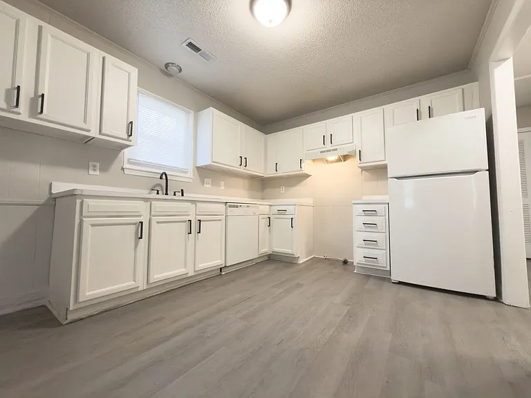 836 White Oak Dr — Photo 9