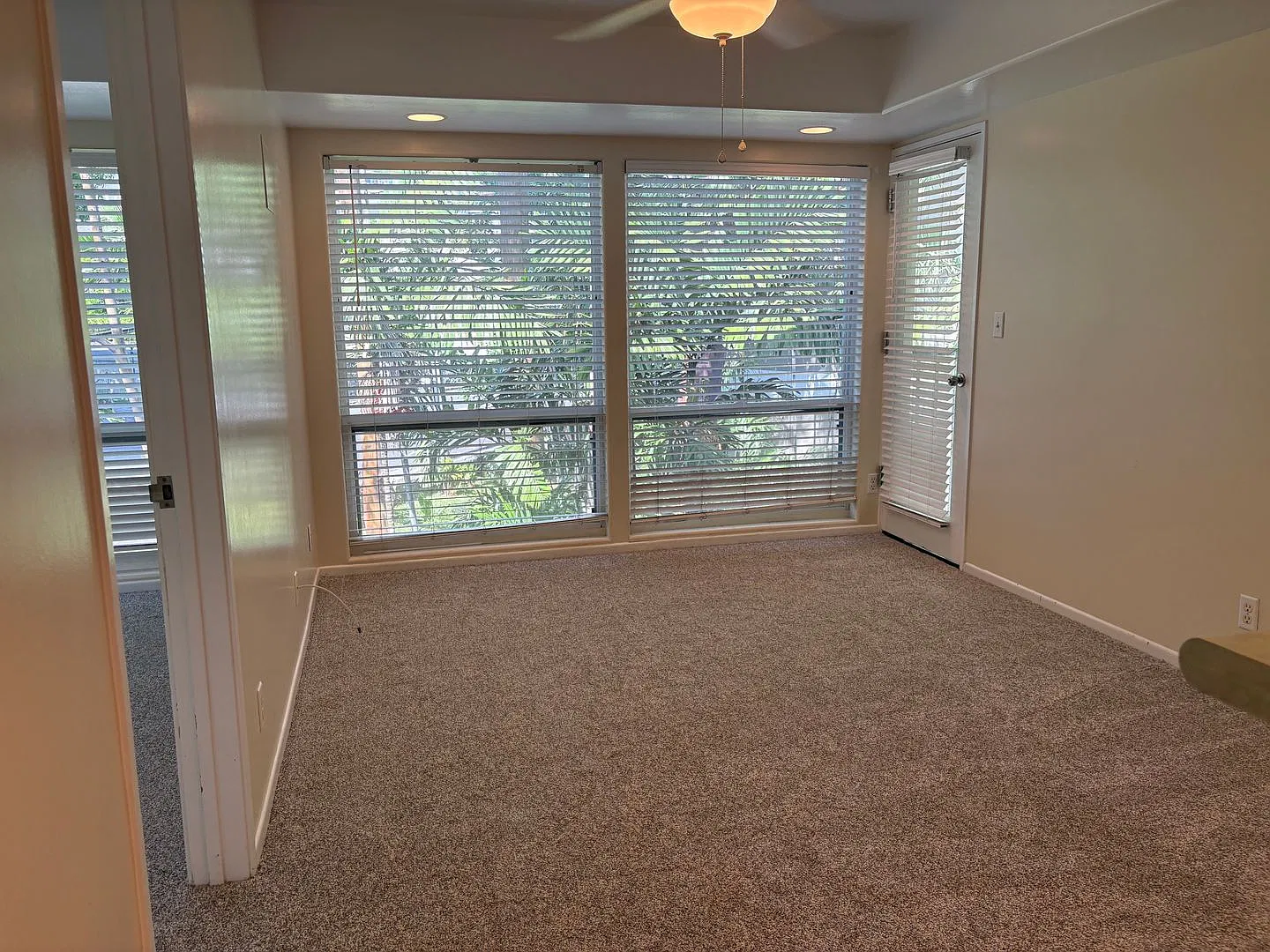 Two Bedroom Condominium in Honolulu — Photo 2