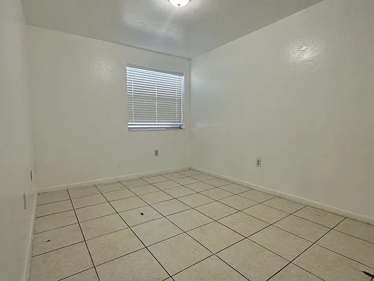 1545 NW 8th Ave — Photo 10