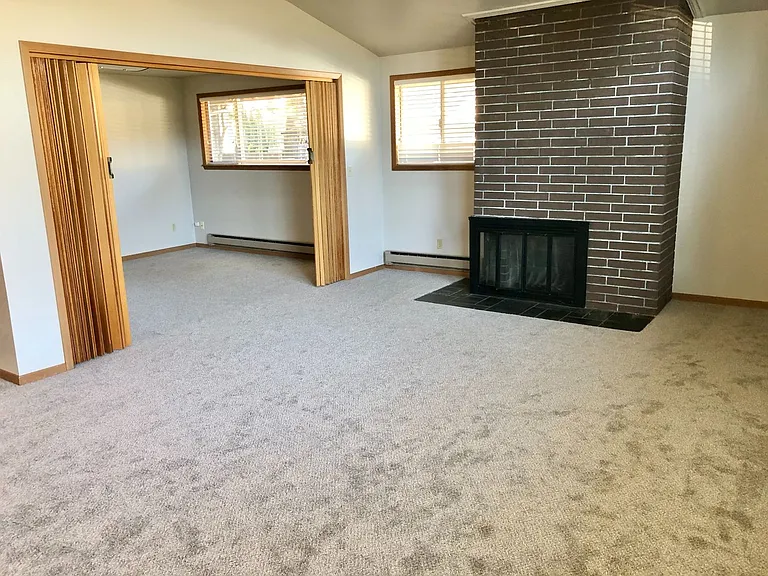 543 Riverside Dr SE — Photo 4