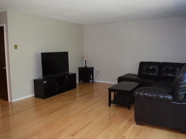 10 Wellington Dr, Farmington, CT 06032