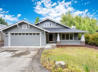 301 Phoenix Hills Dr, Phoenix, OR 97535