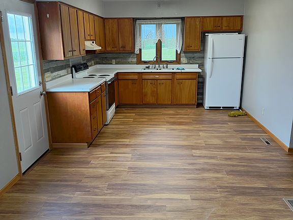 Kitchen w/stove and refrigerator