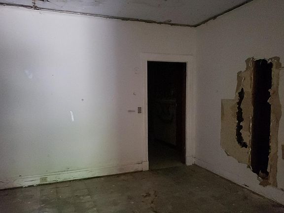 5th image of 1049 Rosemont Ave