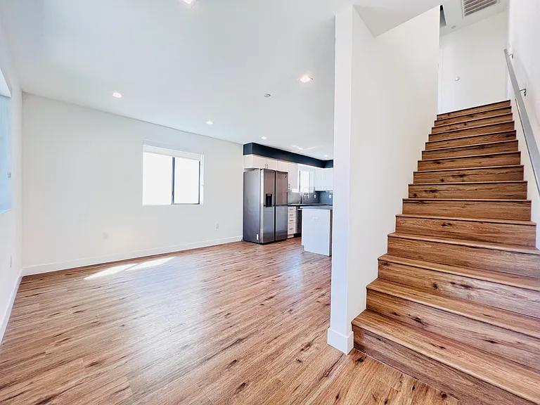 4572 Oakwood Ave — Photo 21