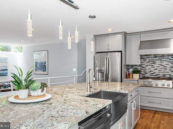 3rd image of 1252 Clarendon Ct