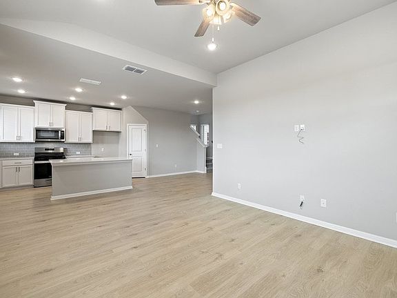 3rd image of 221 Treadwell Ln