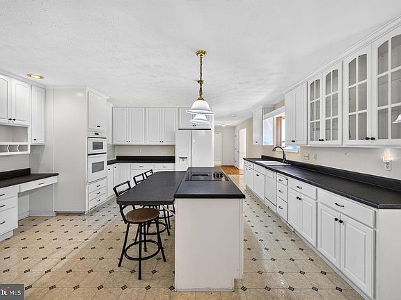3rd image of 177 Brock Dr