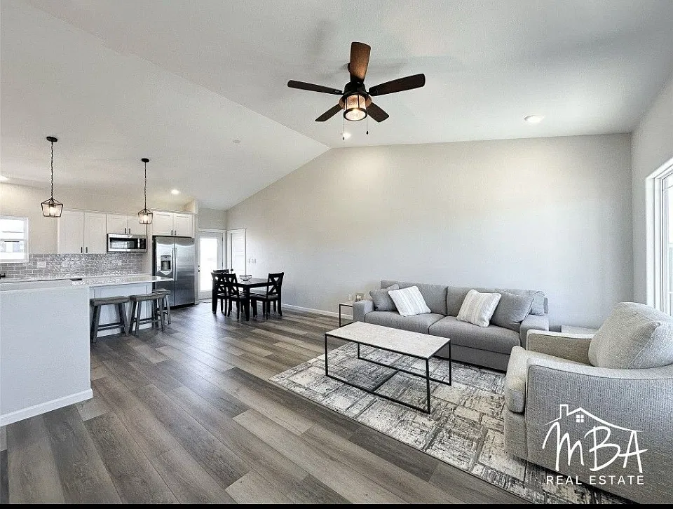 2148 Glenwood Dr — Photo 2