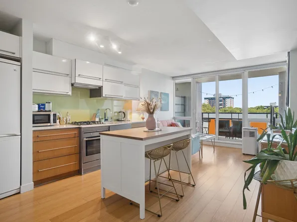 718 Main St #709, Vancouver, BC V6A 0B1