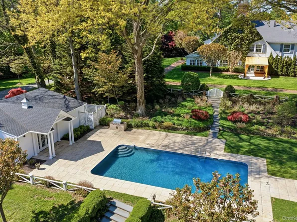 42 Clocktower Lane, Old Westbury, NY 11568