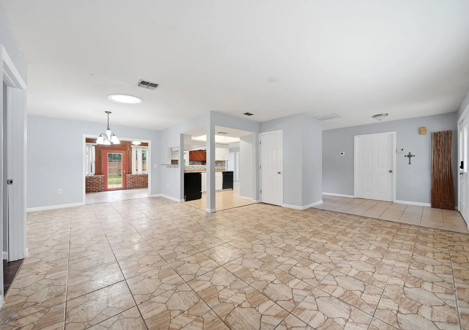 8334 Crosswicks Dr — Photo 2