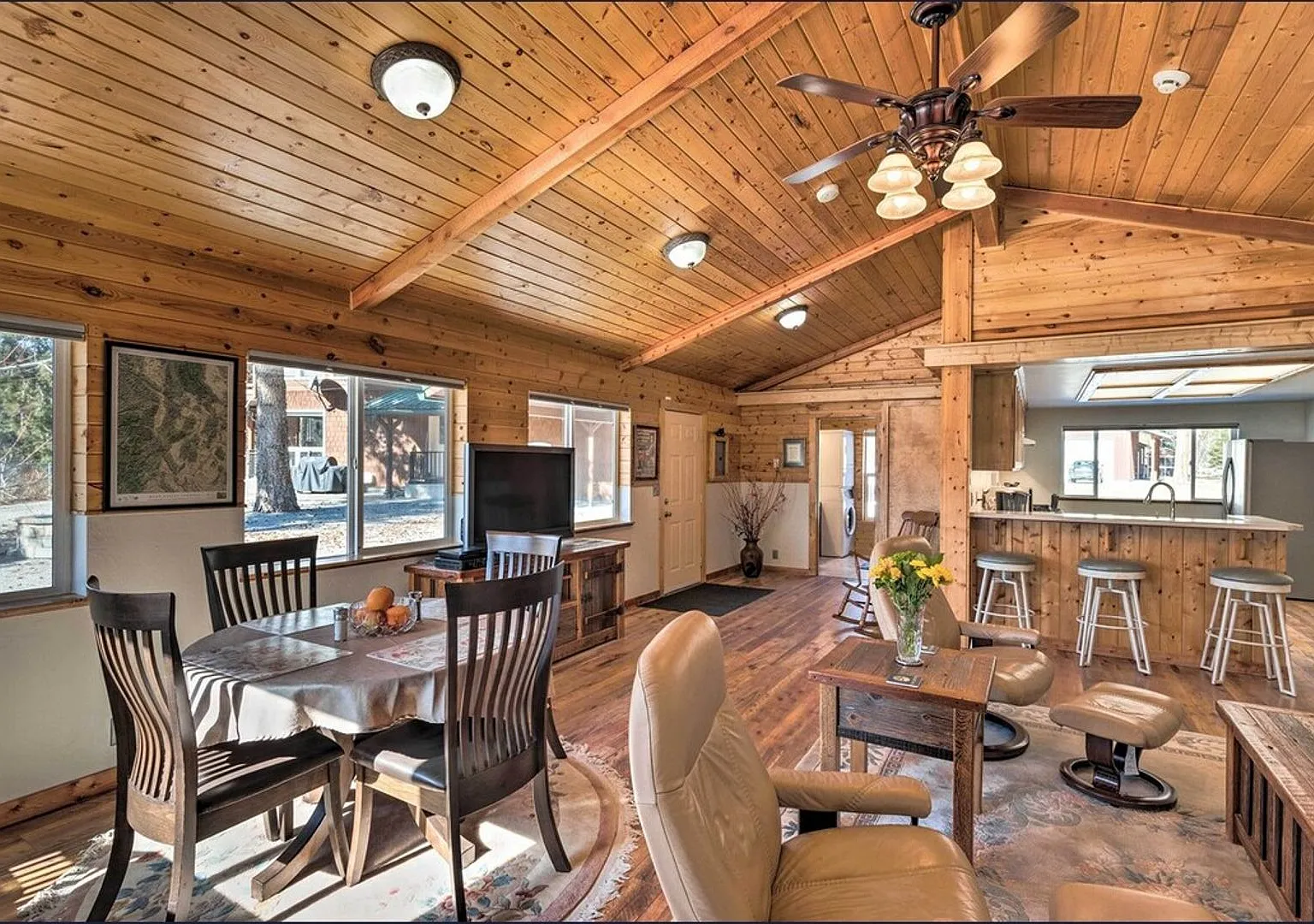 Gorgeous 2 Bed, 1.5 Bath Cabin Retreat on Big Creek — Photo 2