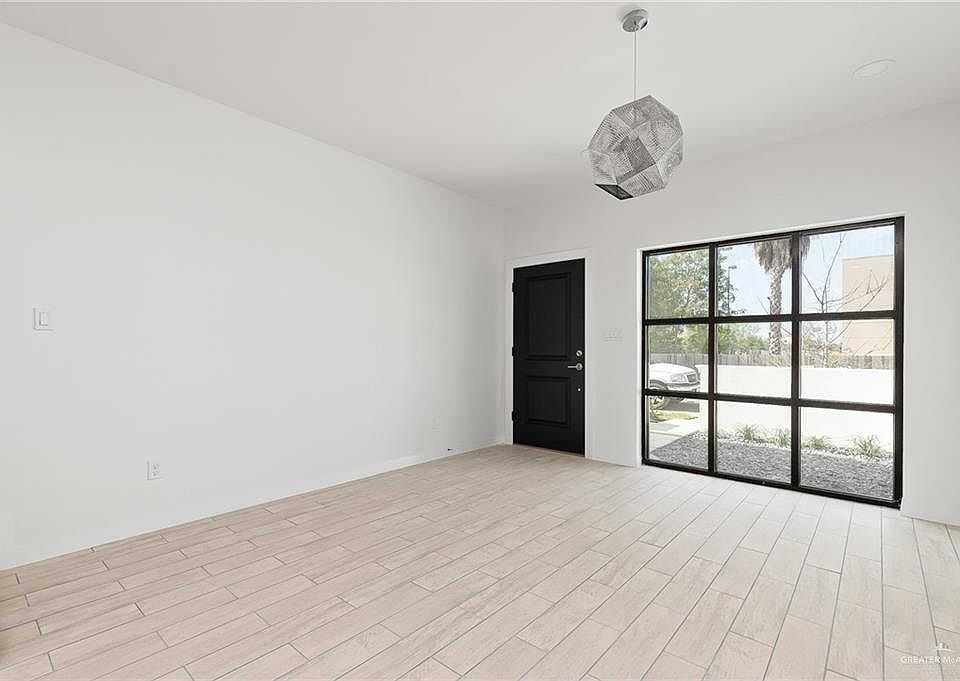 2nd image of 815 Santa Lucia Dr