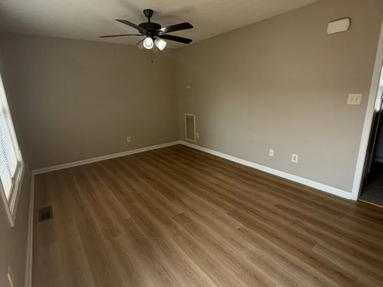 135 Amy Ave — Photo 2