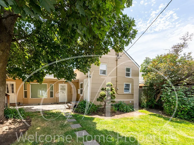 209 SE 6th St — Photo 1