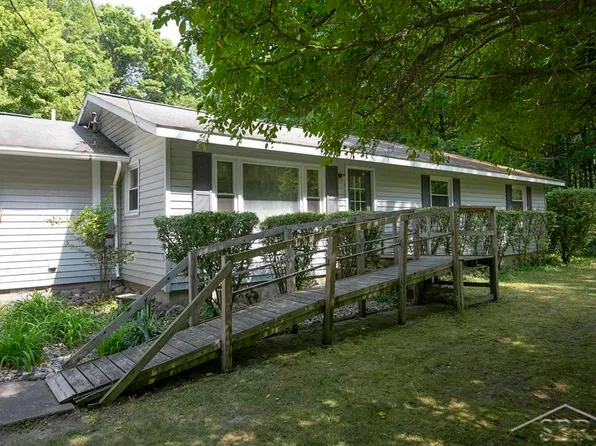 1794 N Airfield Ln, Sanford, MI 48657