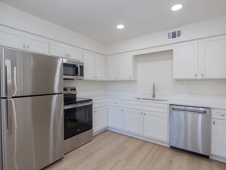 1100 Park Ln #202 — Photo 6