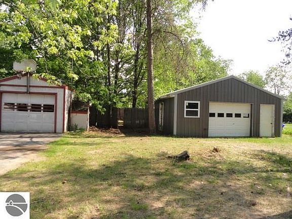 2nd image of 303 Evergreen St