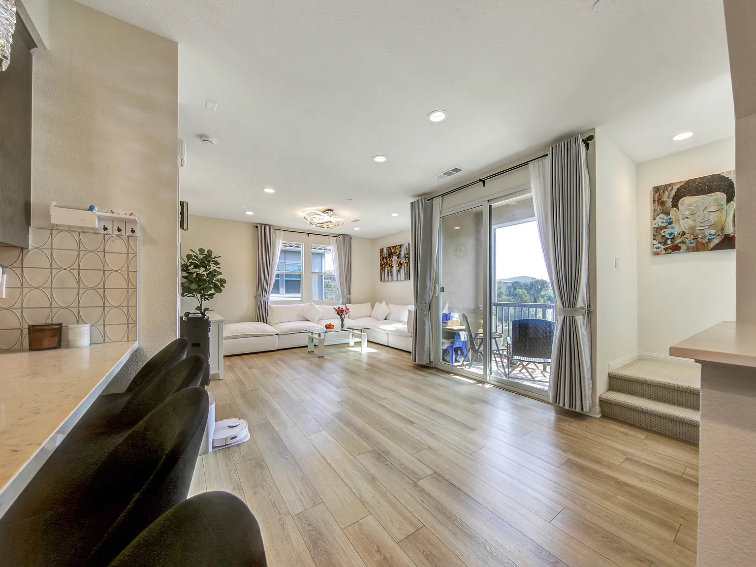 3 bed, 1414 sqft, $3,995 — Photo 3
