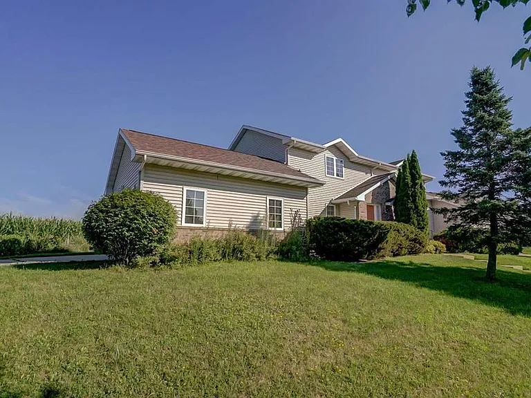 236 Harbour Town Dr — Photo 2