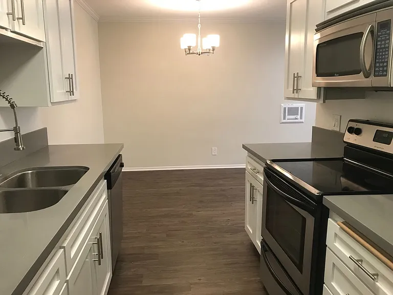 816 S. Bundy Dr — Photo 8